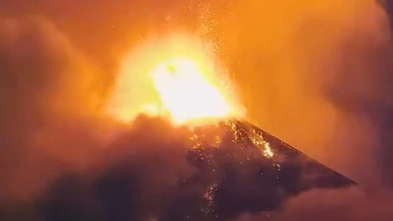 na foto aparece um vulcão de fogo que fica localizado na Guatemala e entrou em erupção
