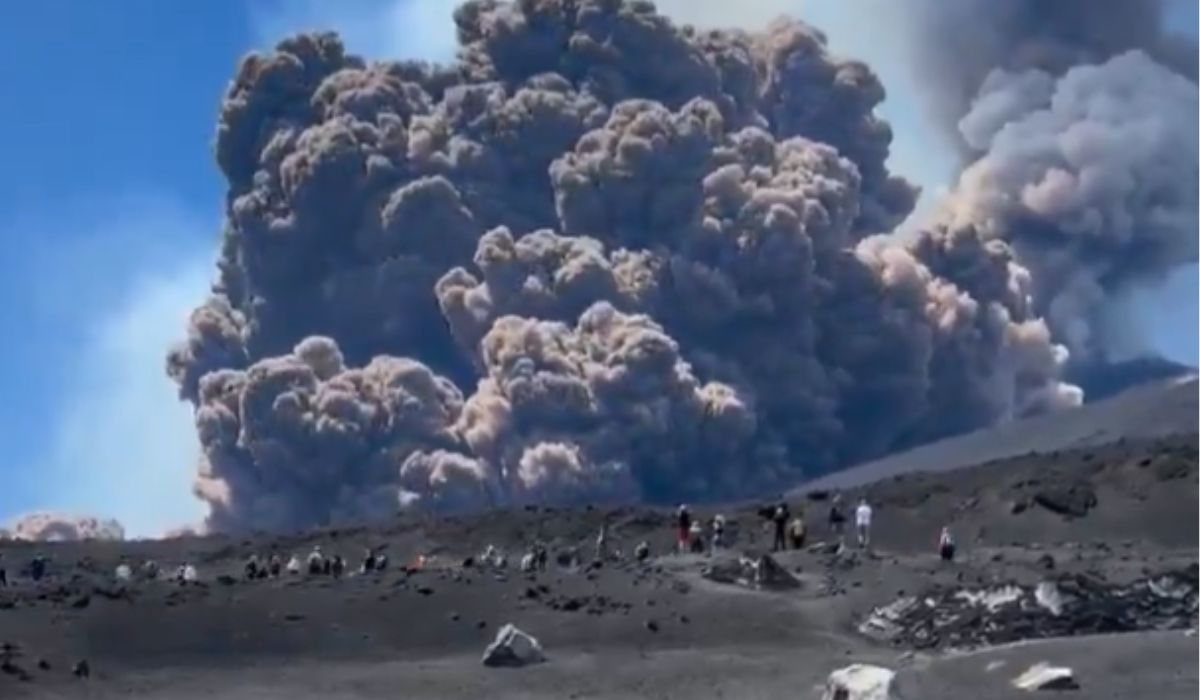 Vulcão Etna, o maior vulcão da Europa, entrou em erupção na manhã desta segunda-feira