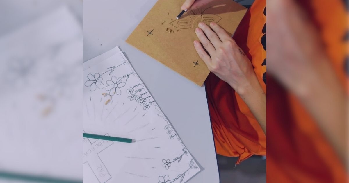 Imagem d e uma mulher fazendo uma obra de arte, para fazer referência com o fato das apenadas terem tido a possibilidade de terem o contato com a cultura e arte