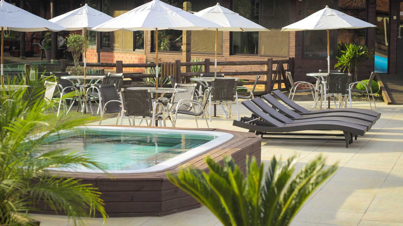 No verão, com o clima mais ameno e fresco, o hotel oferece paisagens verdes, piscina externa, pescaria, esportes e recreação para todas as idades - Foto: Divulgação/Hotel Fazenda Boqueirão