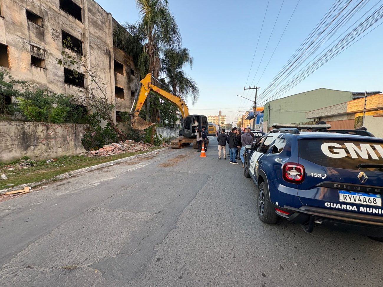 Moradores celebram a derrubada