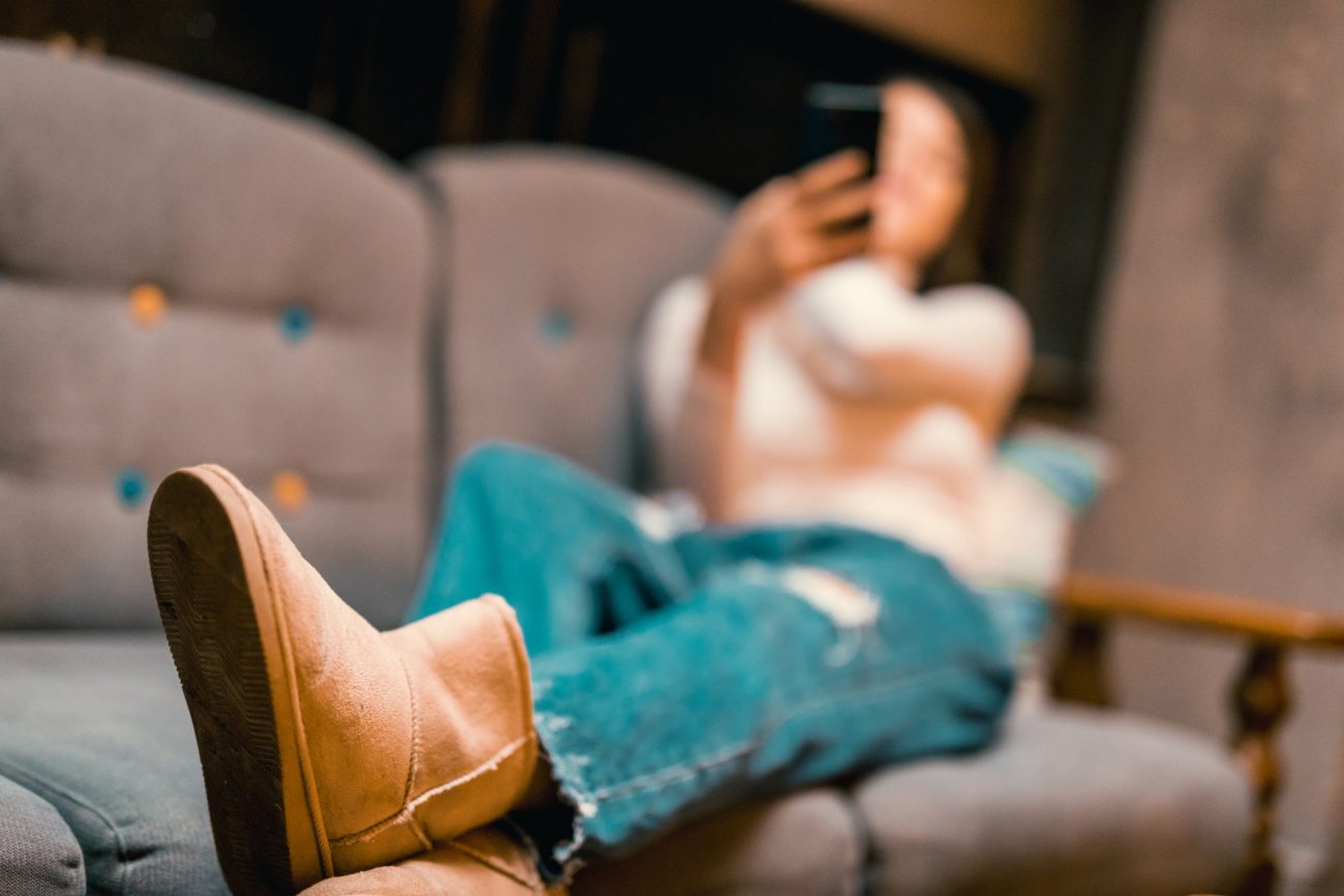 Jovem usando a bota pantufa em casa