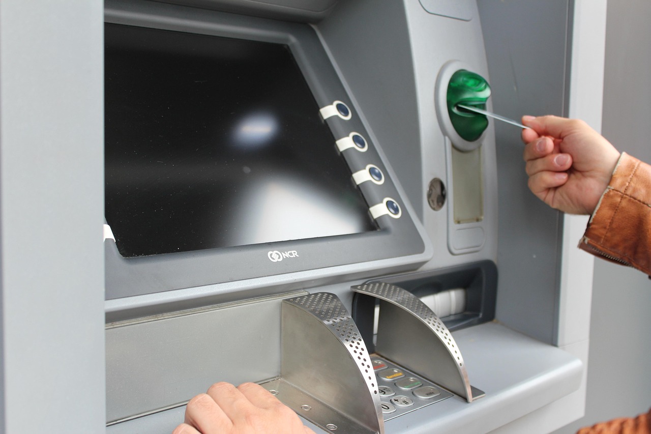 Imagem de um caixa ATM para transa&ccedil;&otilde;es financeiras com cart&atilde;o. Foto ilustra mat&eacute;ria "O que &eacute; IOF?"