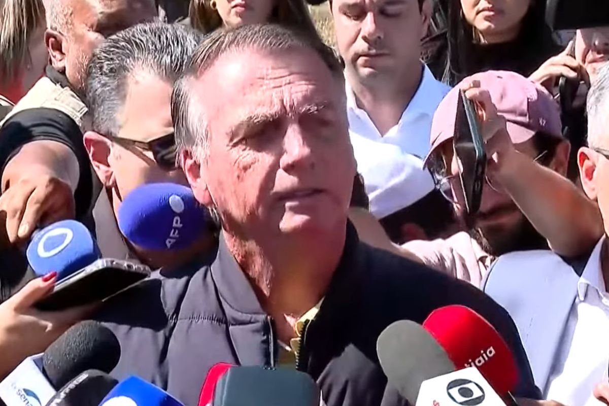 Bolsonaro dá entrevista após colocar tornozeleira eletrônica 