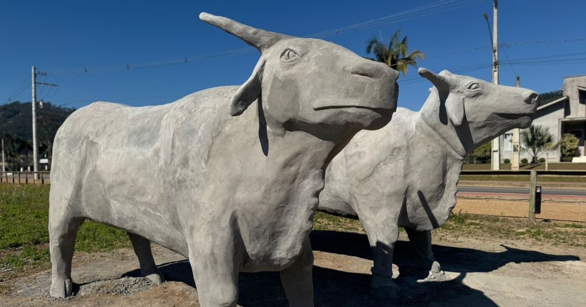 Imagem de uma estátua de carro de boi gigante, para mostrar que além da tração inédita de um 'carro voador', a cidade também inaugurou uma estátua de 15 toneladas