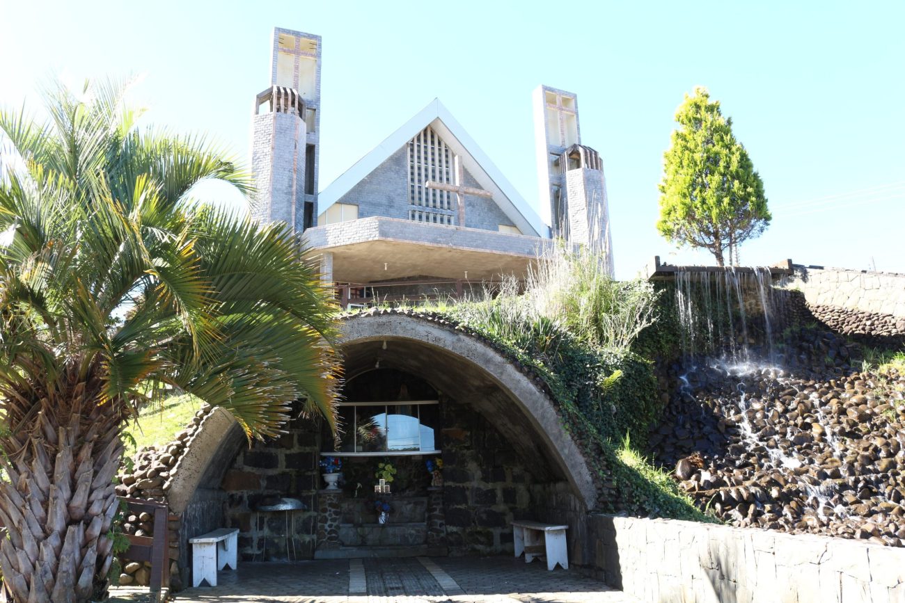 Gruta Nossa Senhora de Lourdes ao lado da igreja - PMU/Divulgação