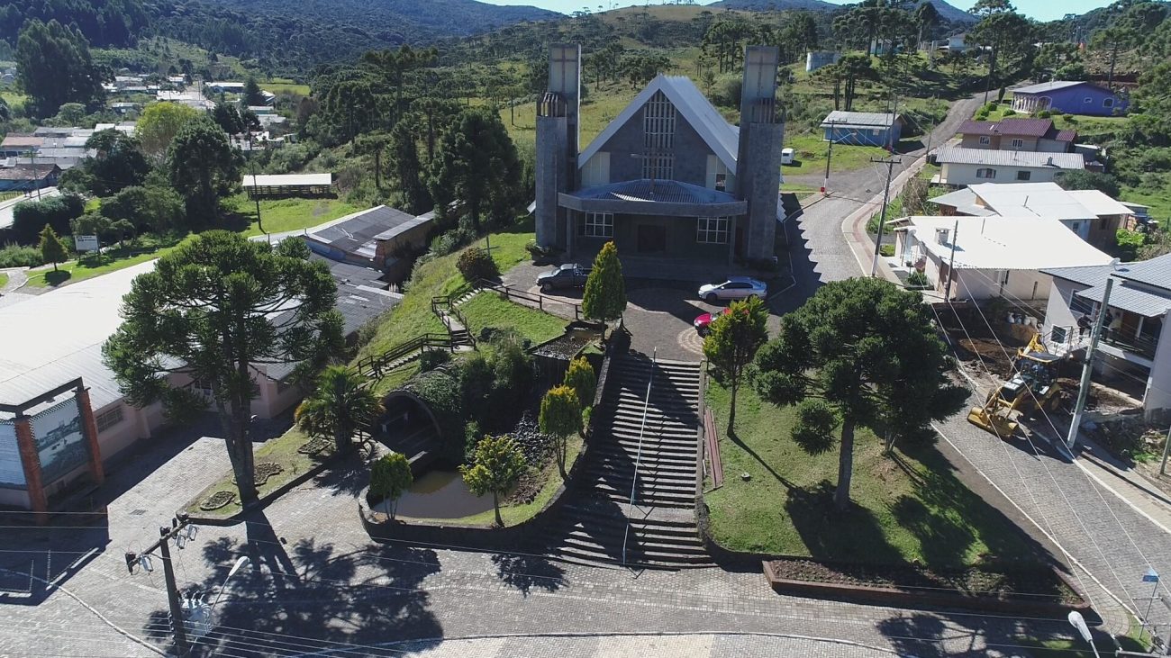 Igreja de Santana em frente à praça central - PMU/Divulgação