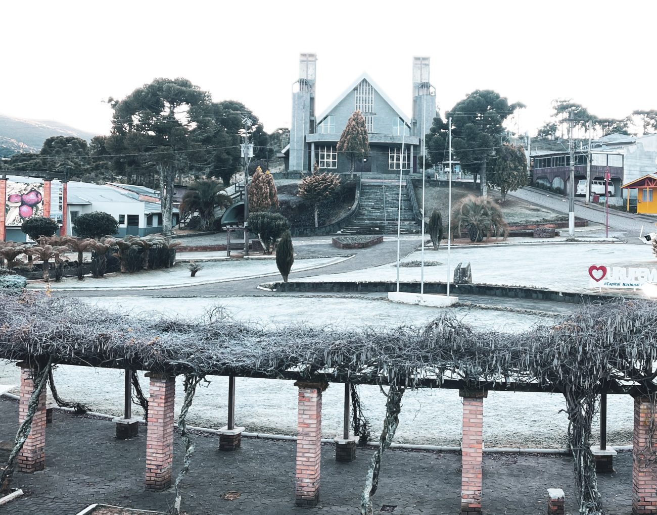 Praça central coberta pela geada na cidade mais fria do Brasil - PMU/Divulgação