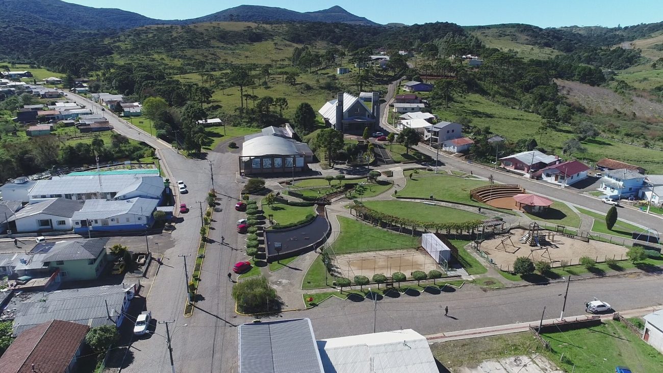 Vista aérea da Praça Manoel Pinto de Arruda, no Centro de Urupema - PMU/Divulgação