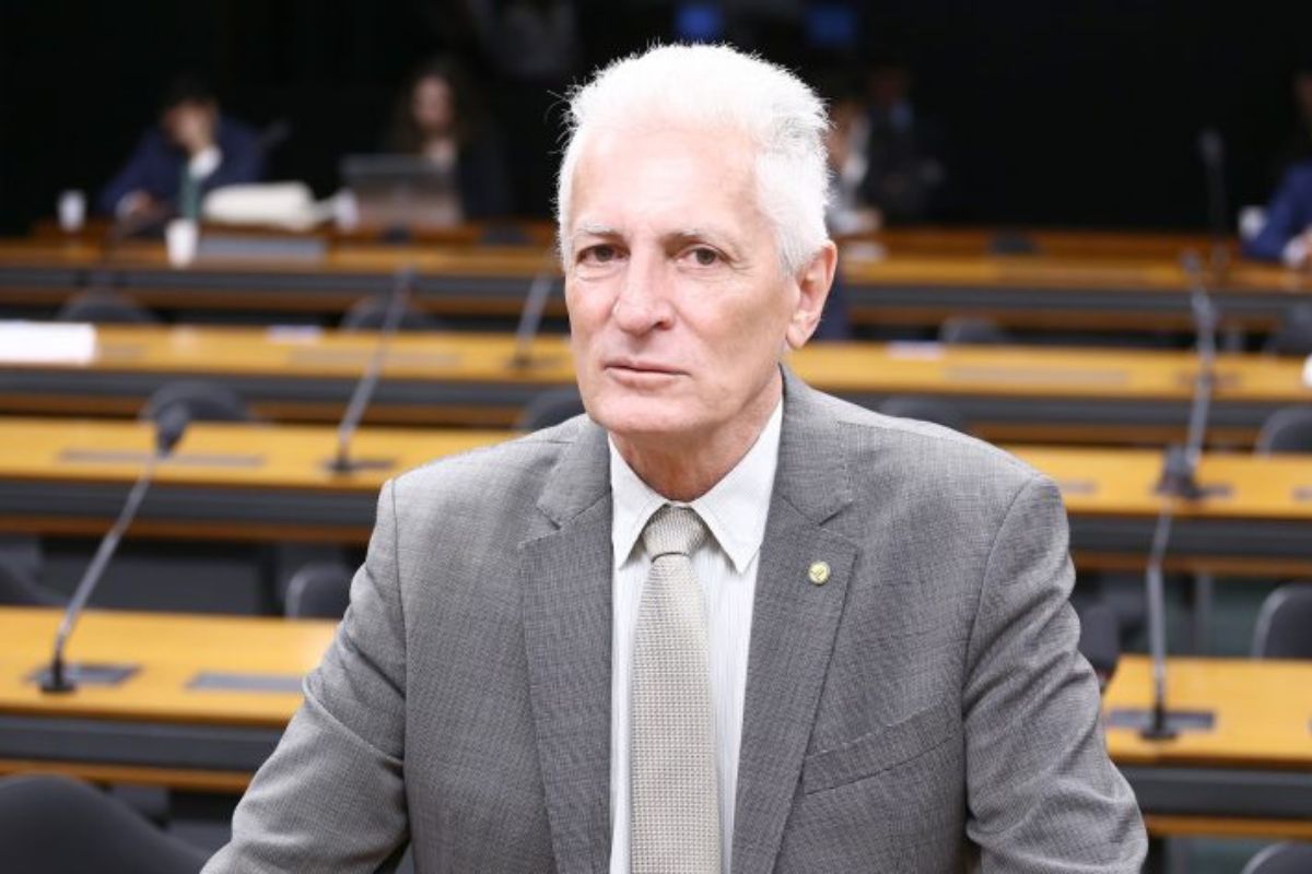 Deputado pede prisão de Bolsonaro por risco de fuga