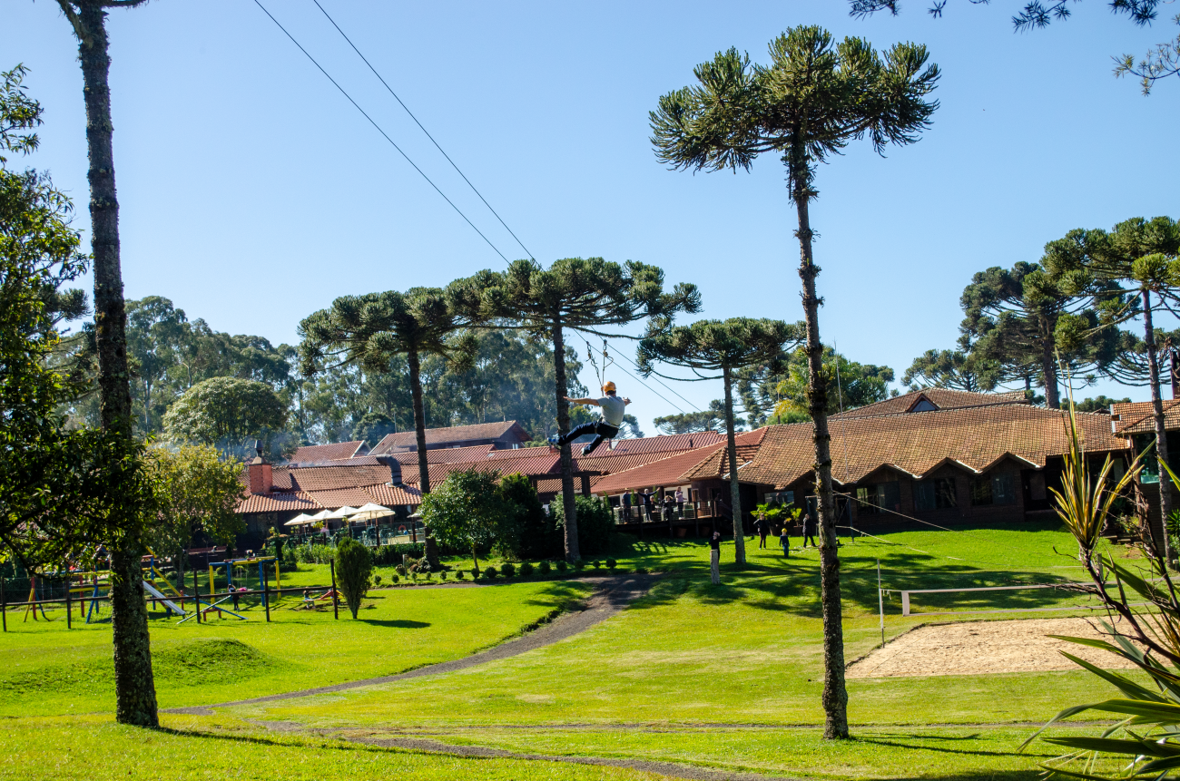 No verão, com o clima mais ameno e fresco, o hotel oferece paisagens verdes, piscina externa, pescaria, esportes e recreação para todas as idades - Foto: Divulgação/Hotel Fazenda Boqueirão