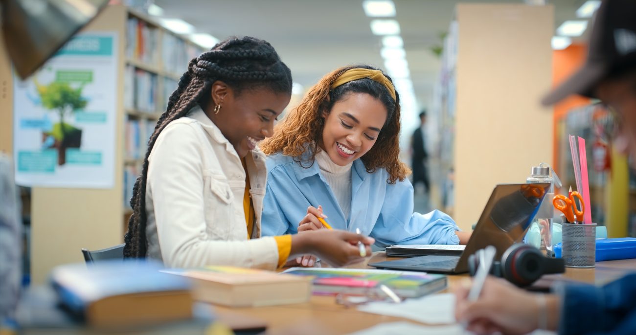 Em 2023, alunos cotistas tiveram desempenho superior ao de não cotistas nas universidades brasileiras