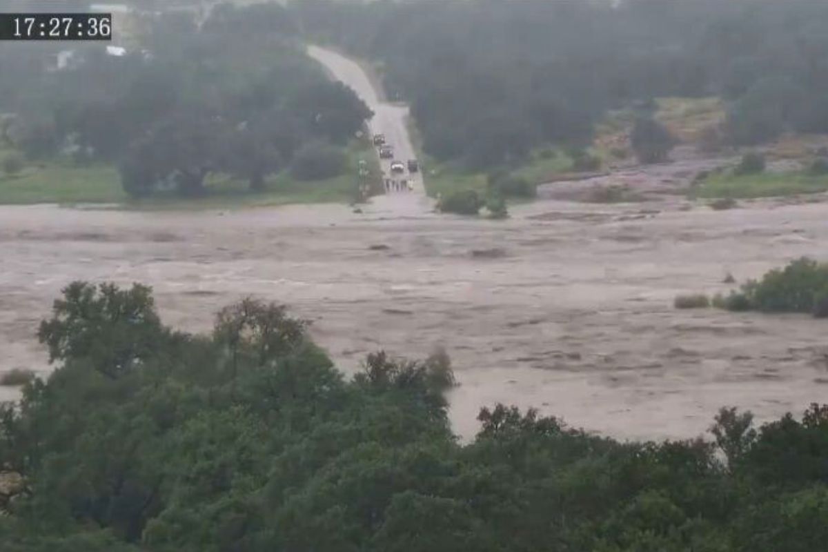 Com força da água assustadora, enchente no Texas transborda rio em questão de minutos