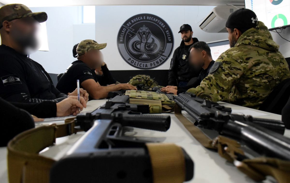 Equipes do núcleo de recaptura são habilitados no uso de armamentos – Foto: Divulgação/Sejuri