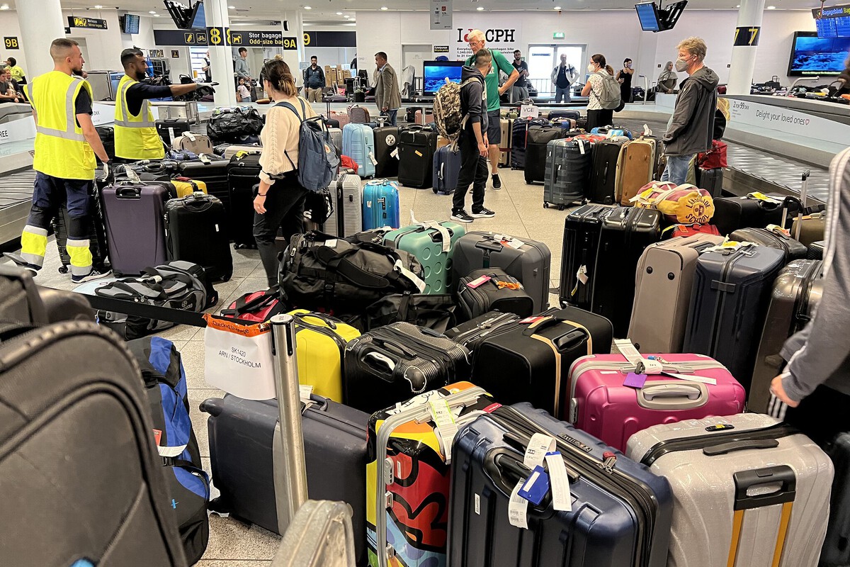Várias malas em um salão de aeroporto
