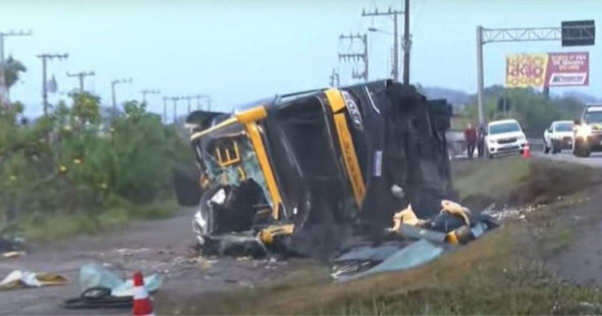 Ônibus lateralizado após colidir em poste na BR-101 em Imbituba