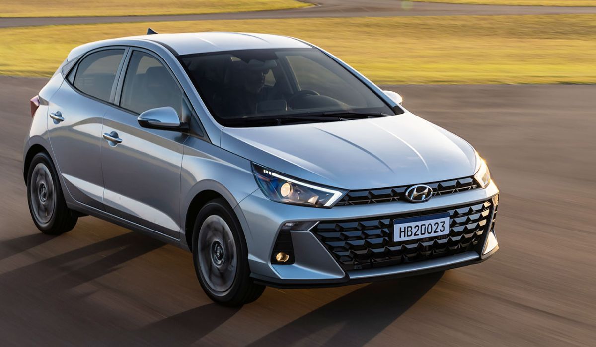 Imagem de carro HB20 em rua