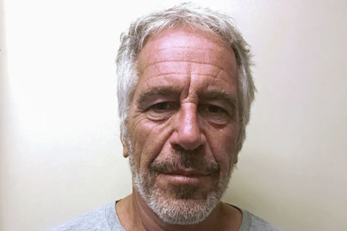 Jeffrey Epstein tirou a própria vida na cadeia em 2019, antes de ir a julgamento por tráfico sexual – Foto: Reprodução/X/ND