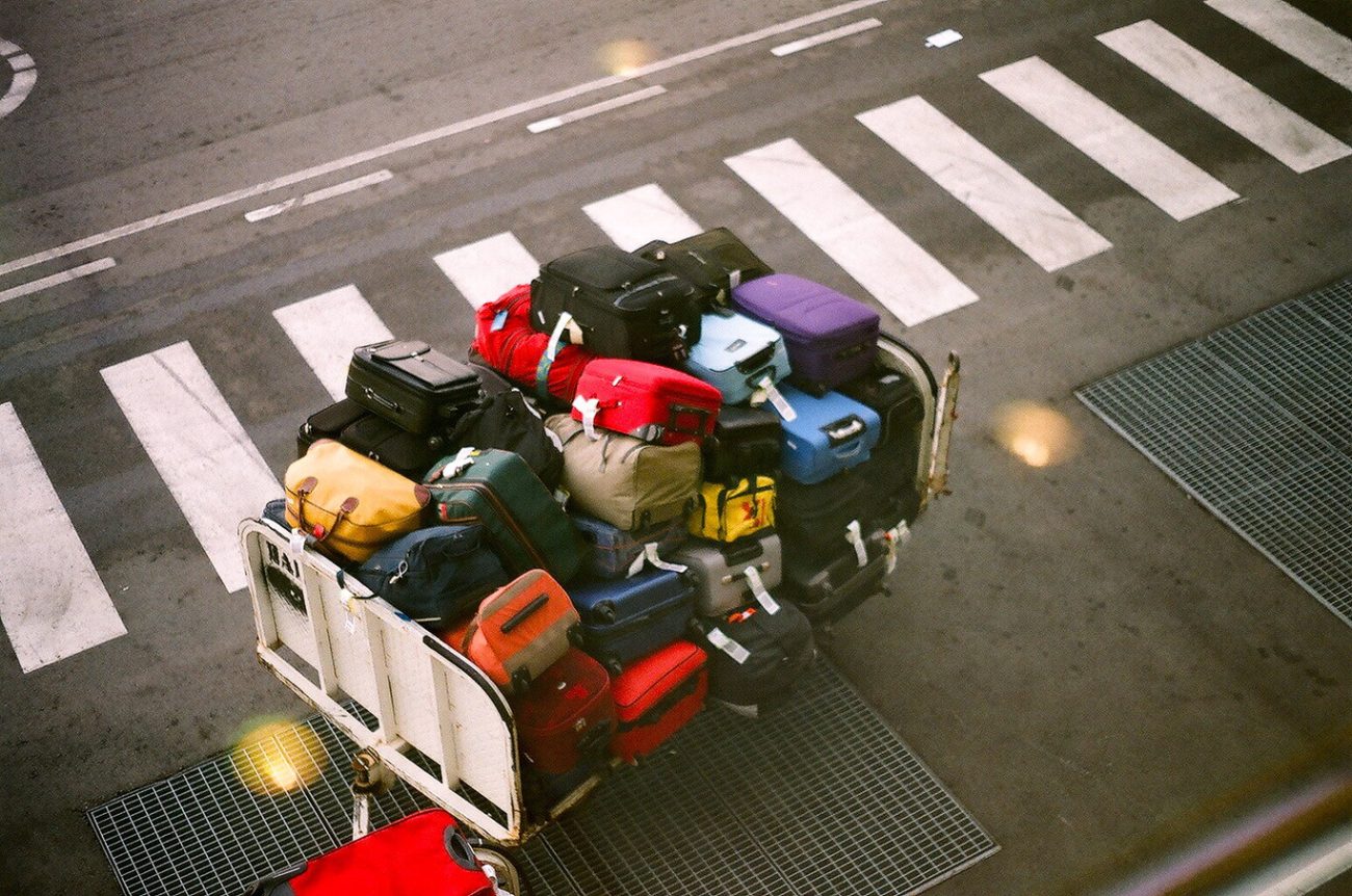 Várias malas em um carrinho de aeroporto