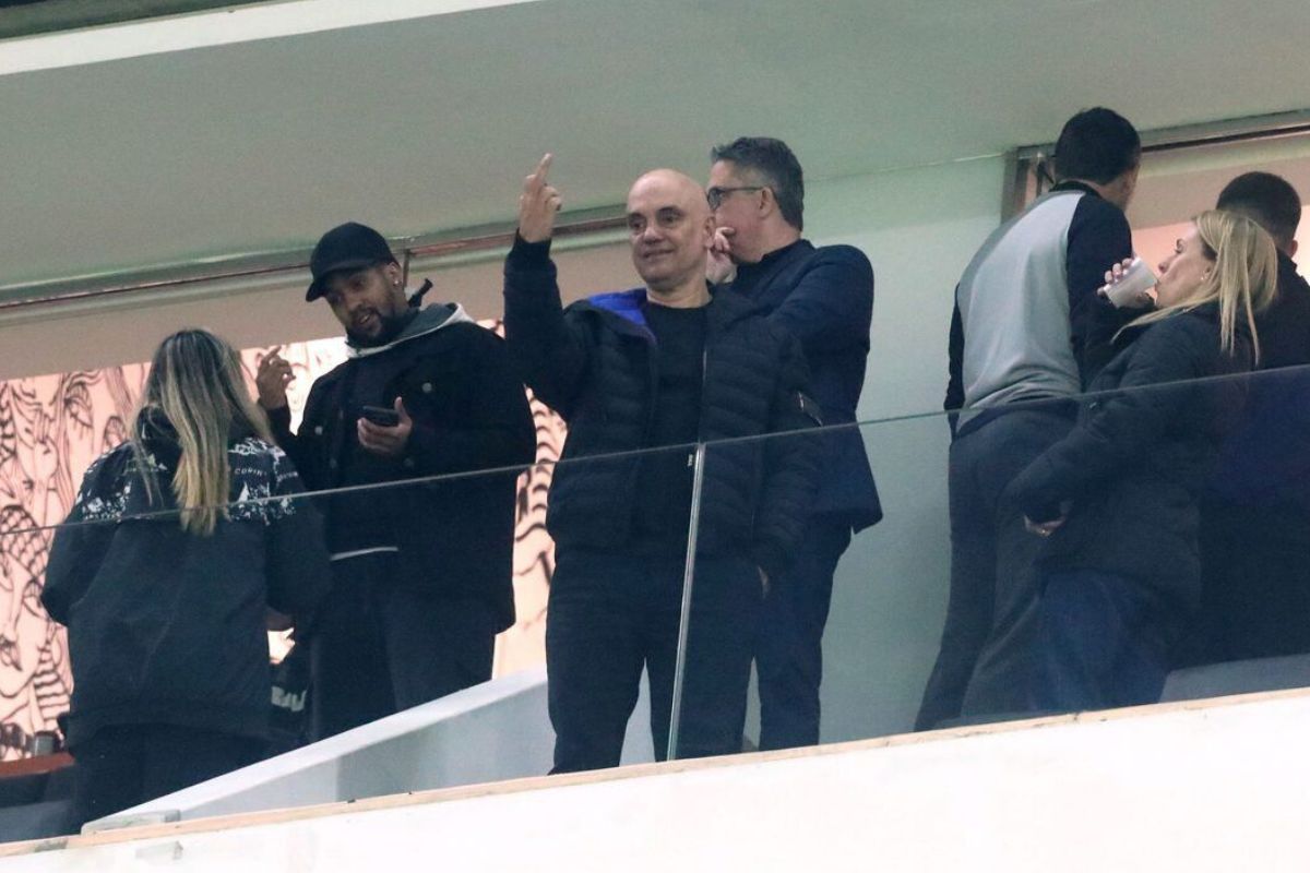 Torcedor do Corinthians, Moraes é flagrado mostrando o dedo do meio durante partida da Copa do Brasil – Foto: Reprodução/X/ND