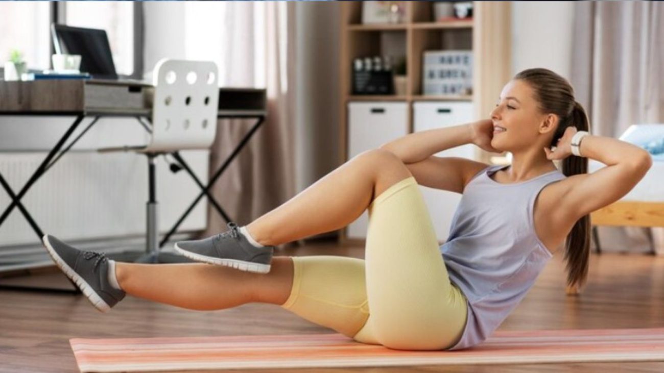 na foto aparece uma mulher fazendo o treino de 4 minutos para potencializar a queima de gordura