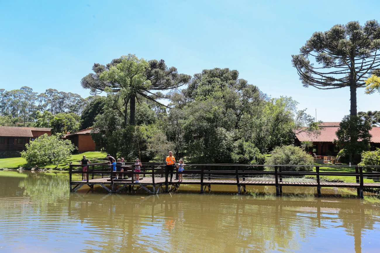 No verão, com o clima mais ameno e fresco, o hotel oferece paisagens verdes, piscina externa, pescaria, esportes e recreação para todas as idades - Foto: Divulgação/Hotel Fazenda Boqueirão