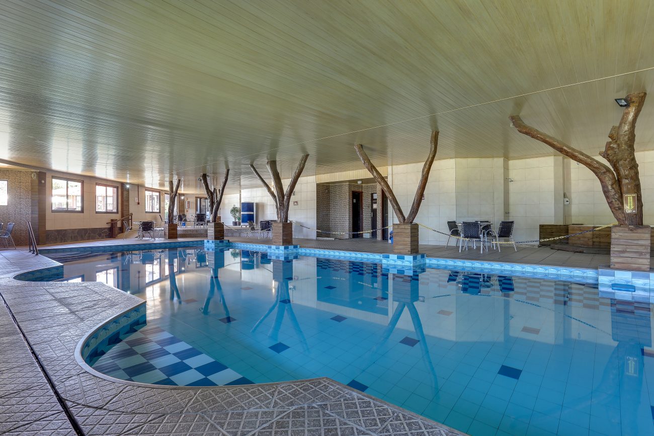 Com piscina aquecida, gastronomia típica de inverno e paisagens que encantam, o hotel oferece uma experiência completa em meio à natureza - Foto: Divulgação/Hotel Fazenda Boqueirão