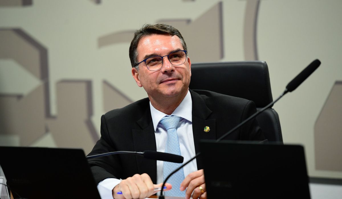 Flávio Bolsonaro comemora decisão dos EUA contra PCC e Comando Vermelho