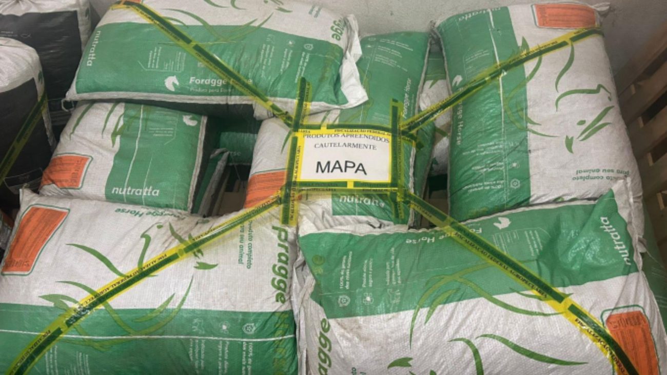 Foto de pacotes de ração contaminada apreendidos pelo Mapa