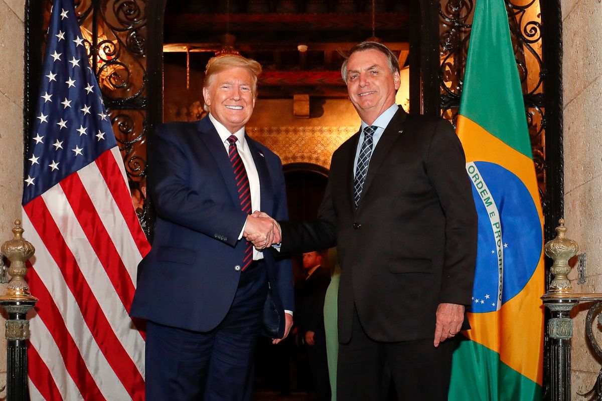Donald Trump defende Bolsonaro e critica julgamento no STF