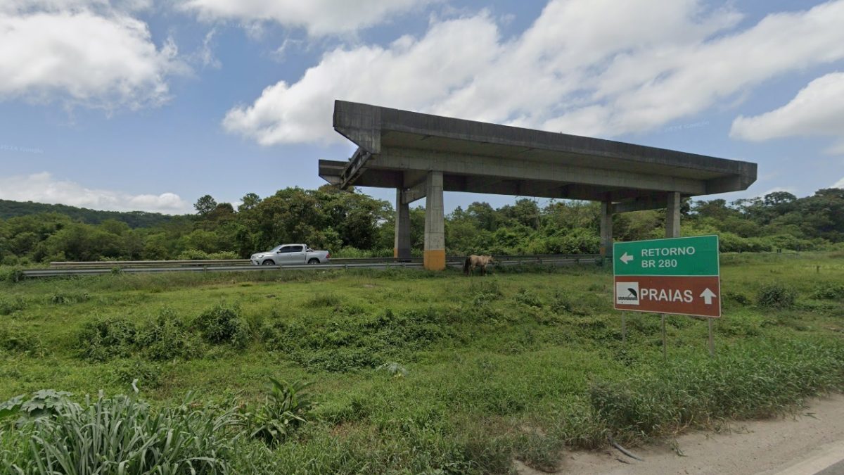 Viaduto ‘mesa de sinuca’ abandonado há 15 anos ainda aguarda etapa importante para virar poeira em SC; entenda