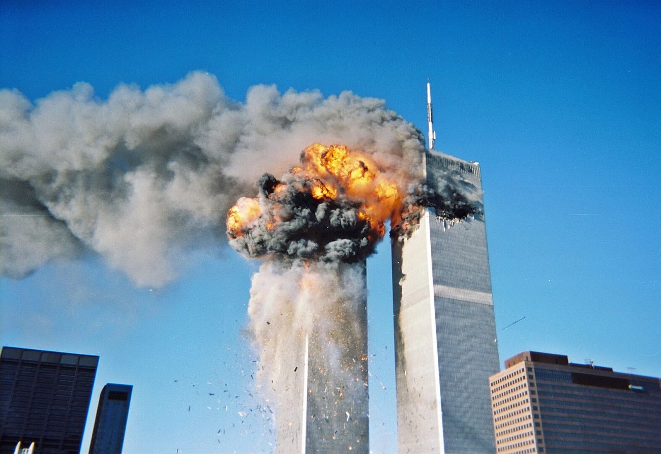 Torres Gêmeas do World Trade Center incendiadas em 11 de setembro. 