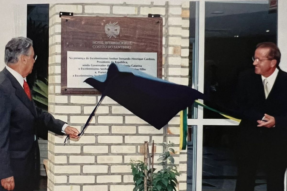 O então presidente da República, Fernando Henrique Cardoso (à esq.), ajuda Marcondes a descerrar a placa de inauguração do Costão do Santinho – Foto: Divulgação/ND