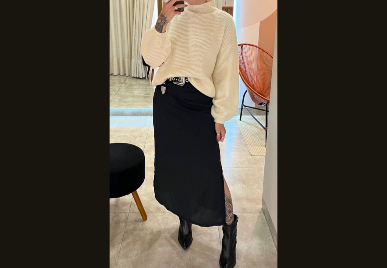 Usar saia midi com botas é uma forma fácil de se vestir bem no frio - Pinterest/ND