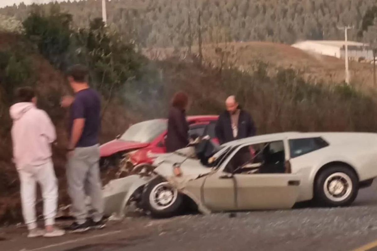 Carro esportivo Miura ficou destruído após acidente na BR-470