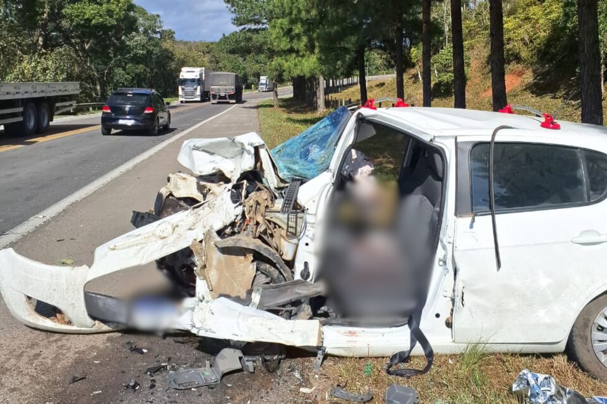 Foto de como ficou o carro branco após acidente na BR-280