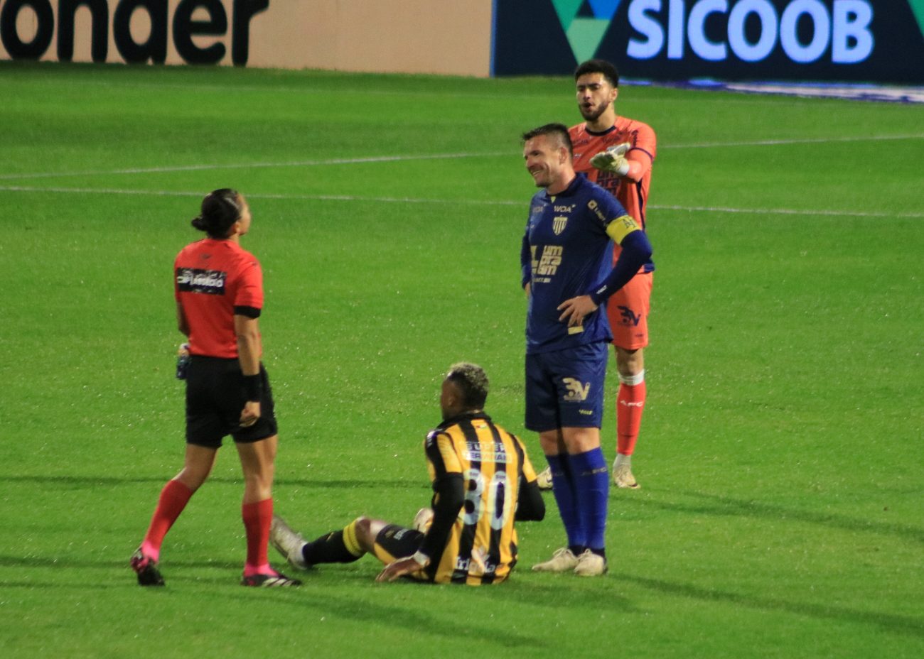 Jogadores do Ava&iacute; reclamam da demora dos jogadores do Amazonas para a &aacute;rbitra &Eacute;dina – Foto: Rodrigo Polidoro/ND