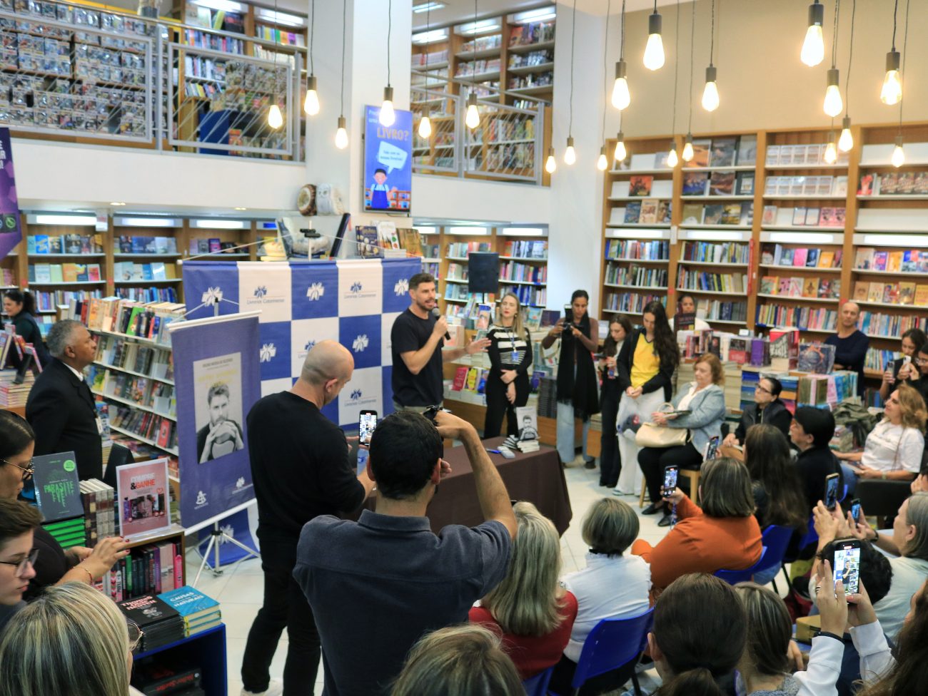 Fãs, torcedores e amigos foram prestigiar o lançamento do livro - Rodrigo Polidoro/ND