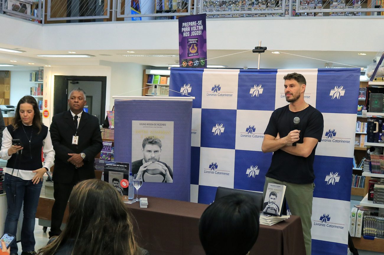Jogador participou de um bate-papo antes dos autógrafos - Rodrigo Polidoro/ND