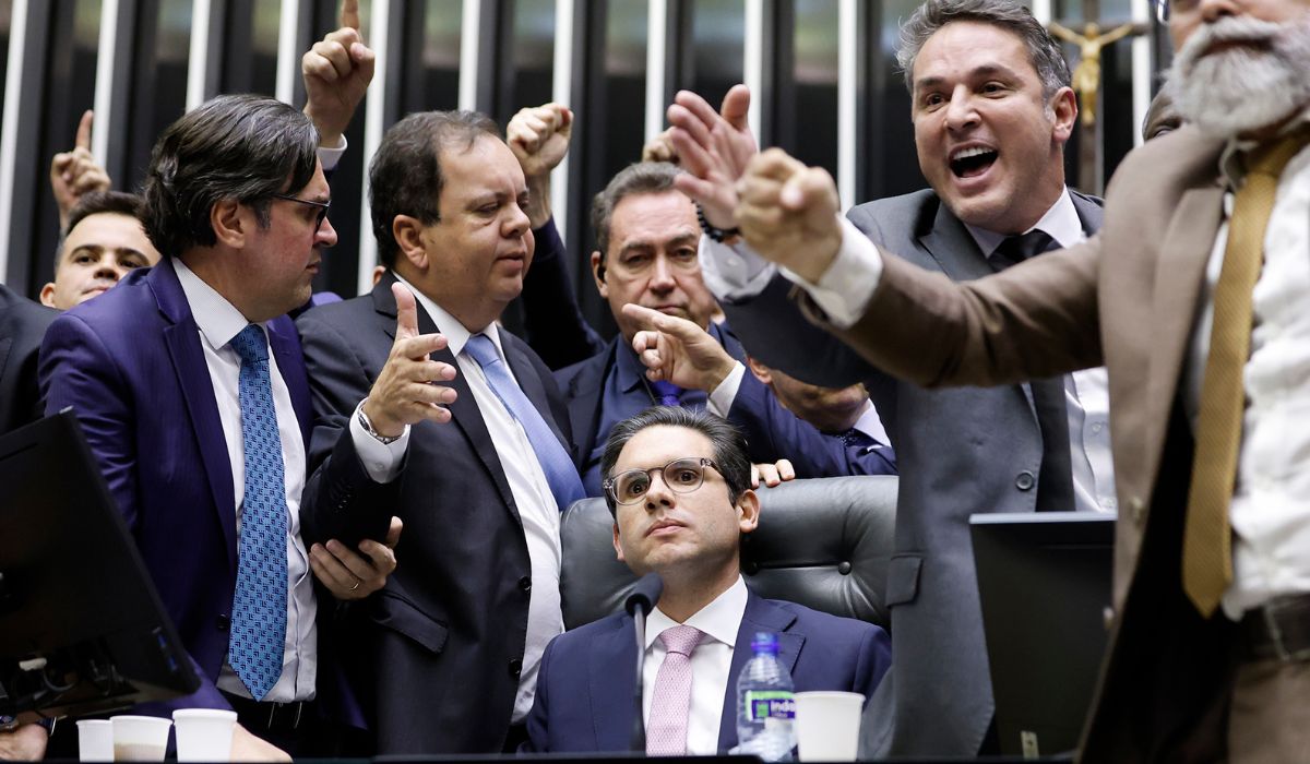 Hugo Motta é pressionado a pautar anistia na Câmara