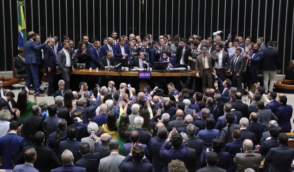 Lula e Bolsonaro em crise: na quarta-feira (6), parlamentares que pediam anistia desocuparam Plenário e podem ser alvos de pedidos de afastamento – Foto: Bruno Spada/Câmara dos Deputado