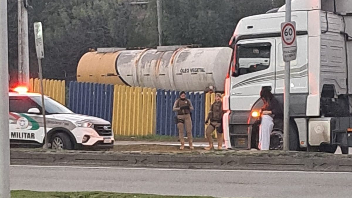 Caminhoneiro foge sem pagar programa de R$ 300 para travesti e PM é chamada em Itajaí