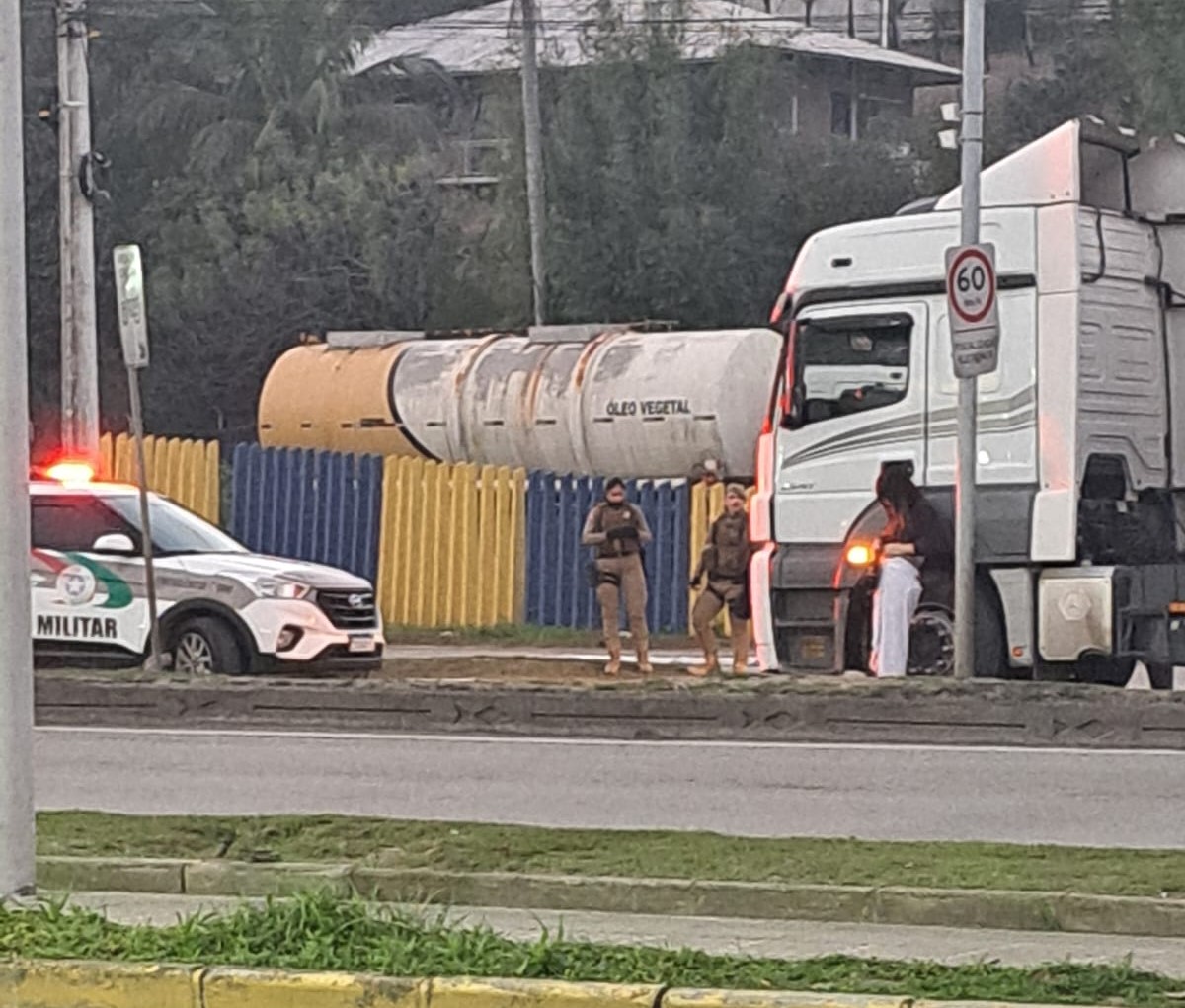 Caminhoneiro foge sem pagar programa para travesti e PM é chamada em Itajaí
