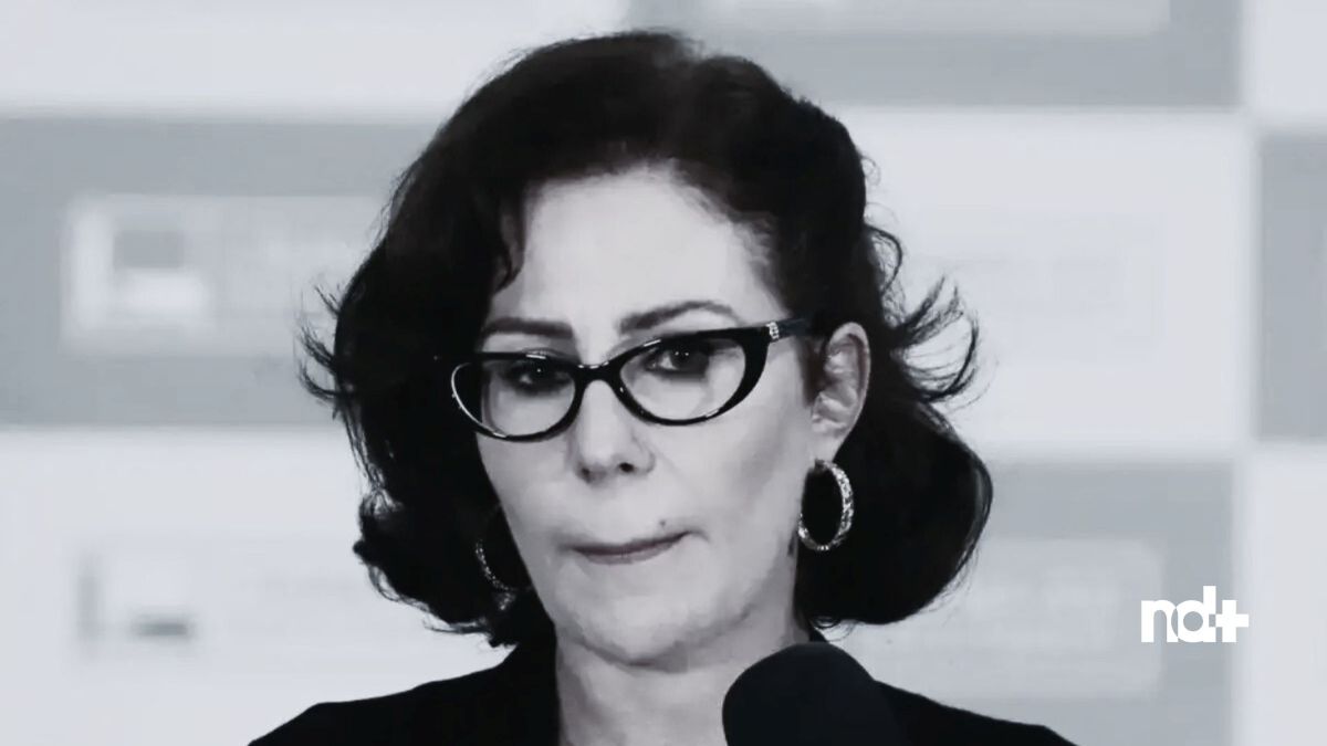 Imagem de Carla Zambelli em preto e branco