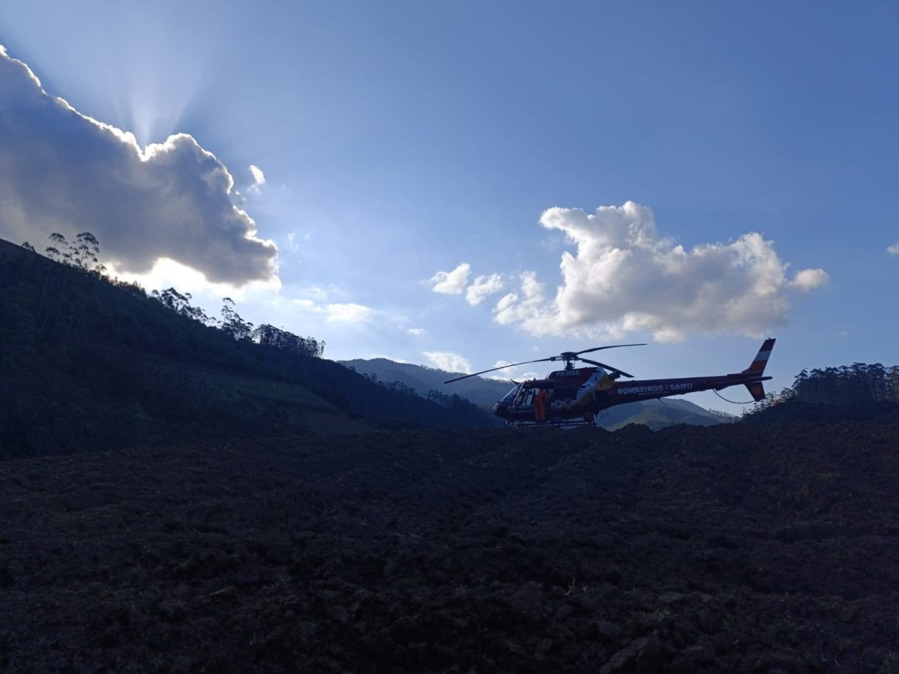 Tragédia em Major Gercino: Homem morre após queda de penhasco de 60 metros 1 Segundo os bombeiros, havia dois homens no veículo - Divulgação/Corpo de Bombeiros/ND.