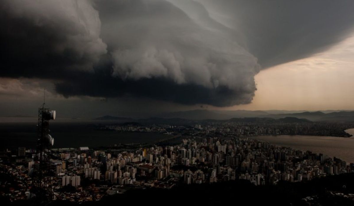Ciclone extratropical provoca temporais e ventos fortes em SC