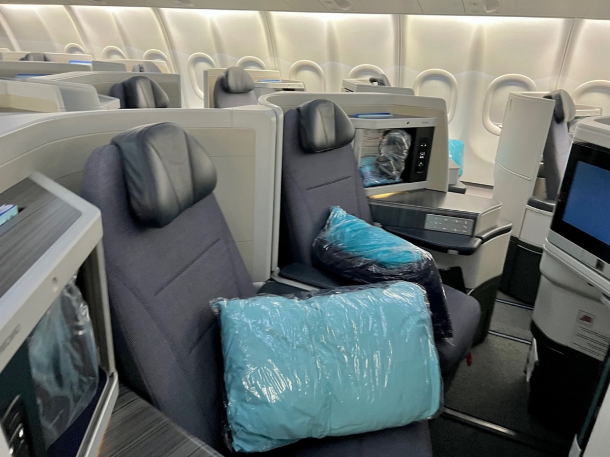 Ele explica que os cobertores deveriam ser recolhidos ao fim de cada viagem e enviados para lavagem industrial a 60°C–90°C