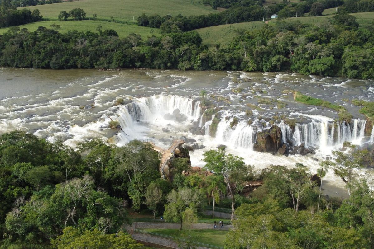 Conhecida como 'mini Foz do Iguaçu', catarata em SC surpreende com 7 quedas