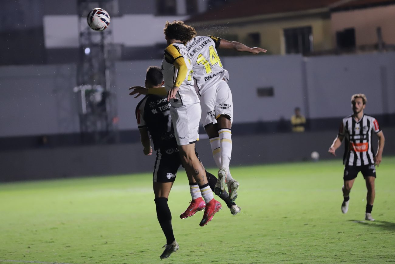 Pressão foi grande mas o empate permaneceu até o fim - Celso da Luz/Criciuma E.C