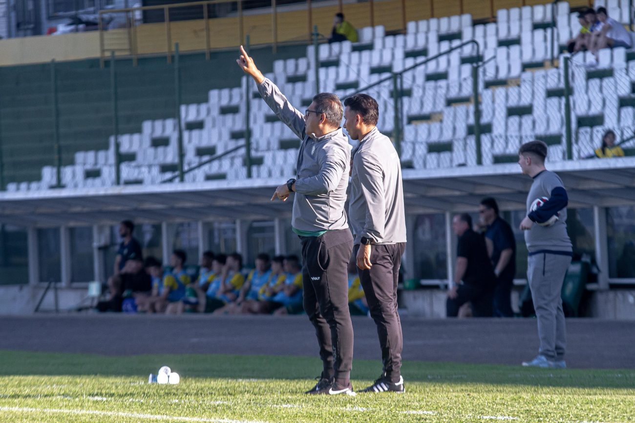 Elio Sizenando e Henrique orientando o time - Patrick Floriani/FFC/ND